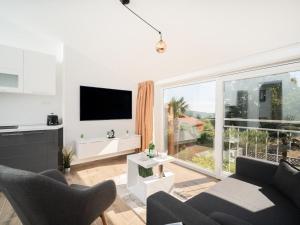 een woonkamer met een tv en een groot raam bij Apartment Gaia in Labin