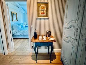 a small table in a hallway with a bedroom at Château du Tertre in Arsac