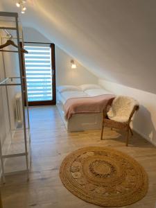 1 dormitorio con cama, escalera y alfombra en Appartement Am Waldweg en Achern