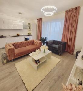 uma sala de estar com um sofá e uma mesa em Apartament Antonia em Sibiu
