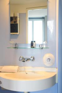 un baño con lavabo y espejo en Domaine de Sainte-Croix, en Sainte-Croix
