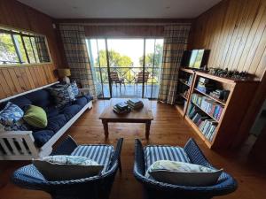 Peaceful guest suite with balcony views and garden setting休息區