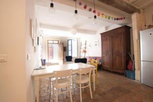 a kitchen and dining room with a table and chairs at Baudan - Clim - Terrasse in Arles +22 photos