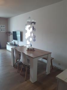 Televízia a/alebo spoločenská miestnosť v ubytovaní Appartement 3P avec garage proche aéroport, tramway et avec toutes commodités!
