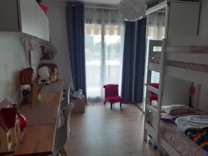 a room with bunk beds and a desk with a chair at Appartement 3P avec garage proche aéroport, tramway et avec toutes commodités! in Nice