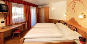 Un pat sau paturi într-o cameră la Residence Priska