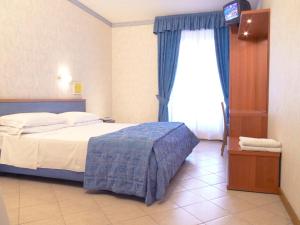 リモーネ・スル・ガルダにあるHotel Sole - Limoneのベッドと窓が備わるホテルルーム