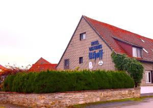 dom z napisem na boku w obiekcie Hotel Uthoff w mieście Bissendorf