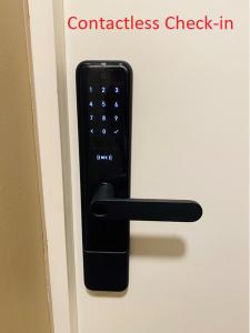 un mando a distancia en una puerta con un control de exactitud en 1-bedroom loft in Siena Tirgus, en Riga