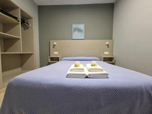A bed or beds in a room at Hostal Soto