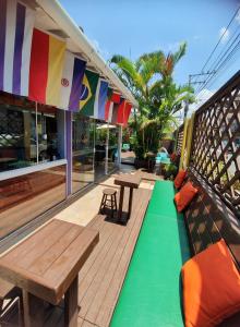 um deque com uma mesa de piquenique e um piso verde em Bonabrigo Hostel & Suítes em Balneário Camboriú