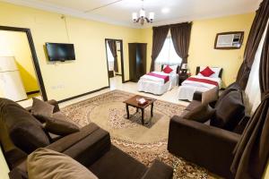 メディナにあるAl Eairy Apartments - Al Madinah 09のリビングルーム(ソファ、ベッド付)