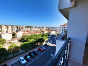 Blick auf eine Stadtstraße mit auf der Straße geparkt in der Unterkunft Lisbon 2 bedroom apartment with balcony in Algés in Algés