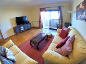 Area tempat duduk di Lisbon 2 bedroom apartment with balcony in Algés