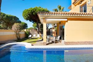 una piscina frente a una casa en Villa Germany, en Poblado de Sancti Petri