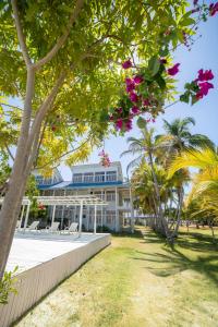 un gran edificio con palmeras delante en Quinta del Mar Tintipán, en Isla Mucura
