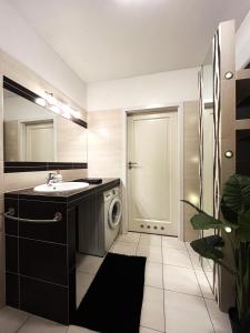 Salle de bains dans l'établissement Jagiełły Apartment ~ Self Check-In 24h ~ Parking & Lift