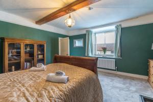 1 dormitorio con 1 cama grande y toallas. en Wisteria House, 6 beds Central Uckfield East Sussex, en Uckfield