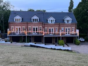 une grande maison en briques rouges avec des lumières sur elle dans l'établissement Town House D, à Dunston