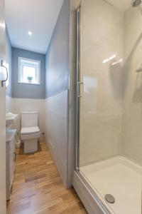 y baño con ducha y aseo. en Wisteria House, 6 beds Central Uckfield East Sussex, en Uckfield