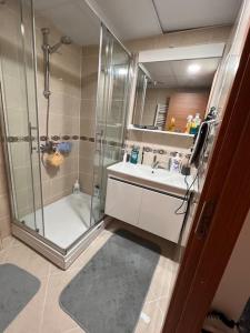 een badkamer met een douche en een wastafel bij Luxury 1+1 in Istanbul in Esenyurt