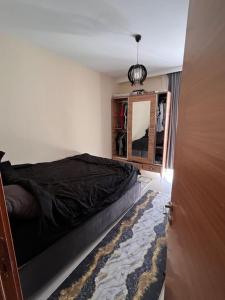 エセンユールトにあるLuxury 1+1 in Istanbulのベッドルーム1室(ベッド1台、鏡、ドア付)