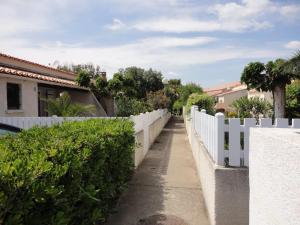 Vonkajšia záhrada v ubytovaní PERLES DU SOLEIL Jolie villa T2 mezzanine piscine Rochelongue Cap d'Agde