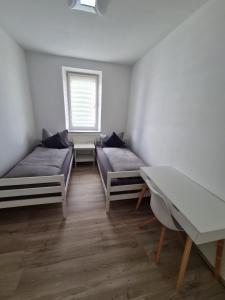 een kamer met 2 bedden, een tafel en een raam bij Ganze Wohnung TOP Lage in Kempten (Allgäu) in Kempten