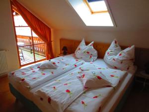 A bed or beds in a room at Sportlerhof