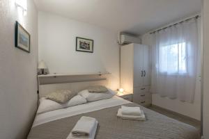 een slaapkamer met een bed met twee handdoeken erop bij Holiday Home Little Desire - Sevid in Sevid