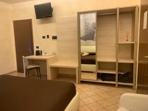 een kamer met een bed, een bureau en een tafel bij Pernice 77 in Sulzano