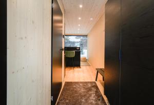 un pasillo de una casa con una puerta que conduce a una habitación en Kuuru Lakeside en Salla