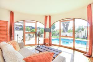 Bazén v ubytování Villa con piscina privada - Benicolada nebo v jeho okolí