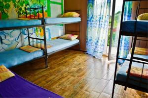 Zimmer mit 3 Etagenbetten und Holzboden in der Unterkunft Hostel Anton in Tivat