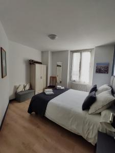 um quarto com uma cama grande e uma janela em Chez Lucia appartement climatisé em Périgueux