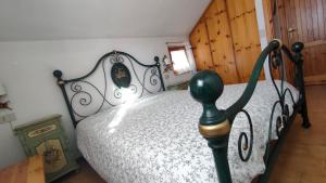 ein Schlafzimmer mit einem schwarz-weißen Bett in einem Zimmer in der Unterkunft Appartamento Bucaneve in Ovindoli