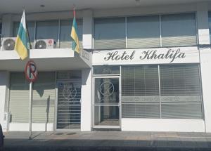 un hotel Margolis con banderas frente a un edificio en Hotel Khalifa, en Neiva