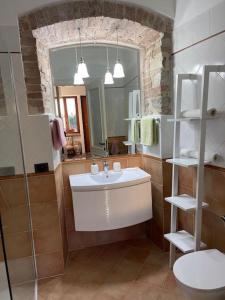 佩魯賈的住宿－Atelier Fuori Città，一间带水槽和镜子的浴室