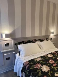 una camera da letto con un letto con copriletto floreale di Atelier Fuori Città a Perugia