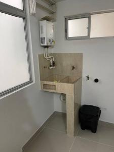 Baño con lavabo en la esquina de una habitación en Aparta-hotel laureles 302, en Medellín