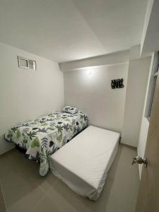 1 dormitorio pequeño con 1 cama en una habitación en Aparta-hotel laureles 302, en Medellín