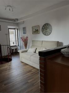 uma sala de estar com um sofá e uma mesa em Casa Giulietta Sopravilla em Blevio