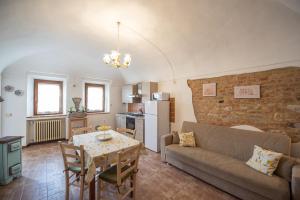 una sala de estar con un sofá y una mesa en Casa della Bonarda, en Camino