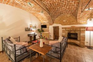 Una sala de estar con sofás y chimenea. en Casa della Bonarda, en Camino