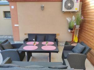 Posedenie v ubytovaní Cseresznyés apartman