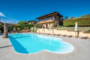una gran piscina frente a una casa en Casa della Bonarda, en Camino