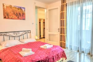 1 dormitorio con 1 cama con 2 toallas en City Center Apartments, en Budapest