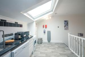 a kitchen with a skylight in the ceiling at Stylish Holiday Home Groups-Families 3M in London
