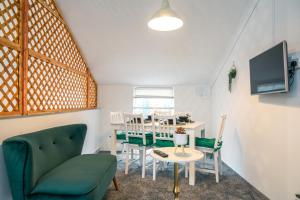 a living room with a green couch and a table at Stylish Holiday Home Groups-Families 3M in London