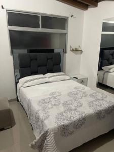 Tempat tidur dalam kamar di Aparta-hotel laureles 401